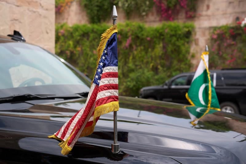 미·이란, 47년 만 종전협상…호르무즈 이견 팽팽