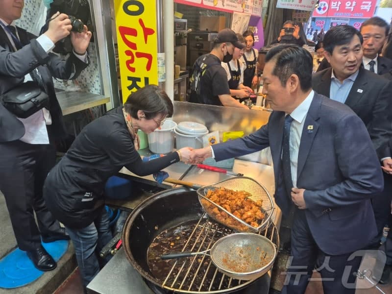 정청래 "강릉에 파란바람 분다"…우상호·김중남 지원사격