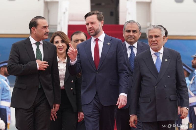 밴스 美 부통령, 이란 협상 앞두고 파키스탄 총리와 회담