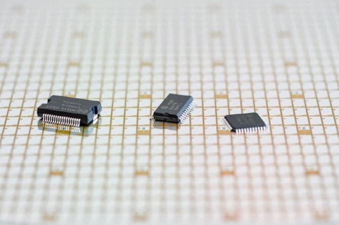 한은 "AI 열풍에 반도체 경기 확장세, 내년 상반기까지 지속"