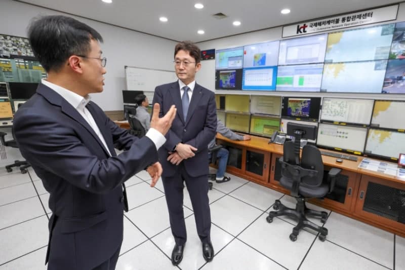 박윤영 KT 대표, 부산 국제통신센터 방문해 해저케이블 점검…"안정 운용" 강조