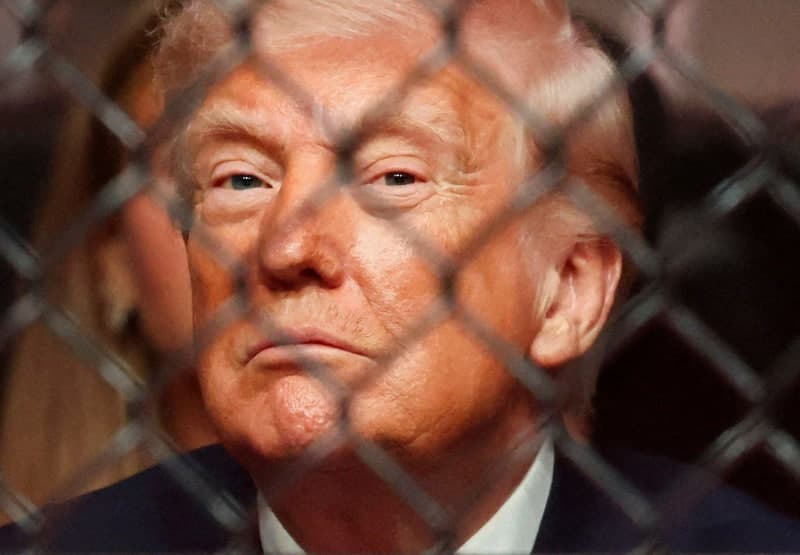 트럼프, 협상 결렬 후 침묵 속 SNS에 '이란 해상봉쇄' 기사 공유