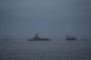 트럼프 "한중일 위해 호르무즈 정리 중"…이란 "미 구축함 접근하려다 경고 받고 회항"