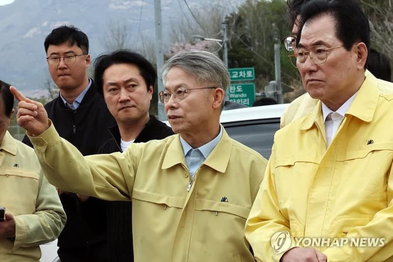 '소방관 2명 사망' 완도 냉동창고 화재 현장 찾은 김승룡 소방청장