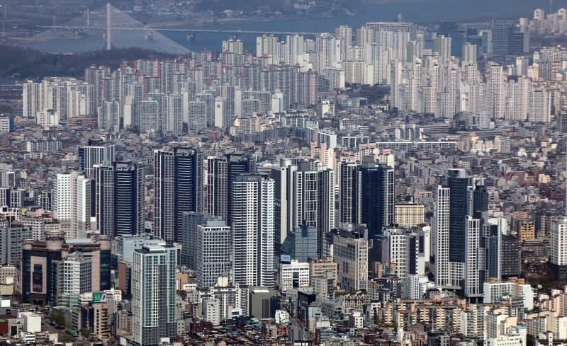 서울 아파트 양극화 2년 만에 완화... 초고가 하락 중저가 '15억 키 맞추기'