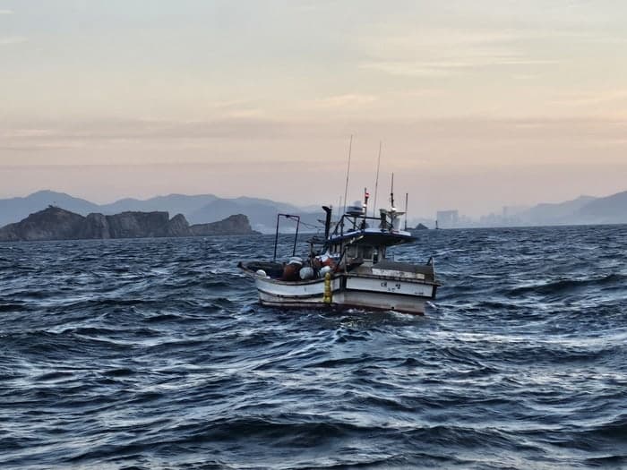“전화 연락이 안돼요”…부산 앞바다 표류 어선서 50대 선장 실종 해경 수색 총력