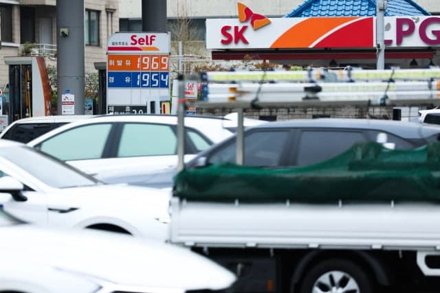 국제 경윳값 23.7% 폭등에도 “3차 석유 최고가격 동결”…재정 부담 가중 우려