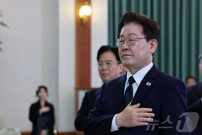 이 대통령, 완도 화재 순직 소방관 2명에 "용기와 헌신에 경의" 애도