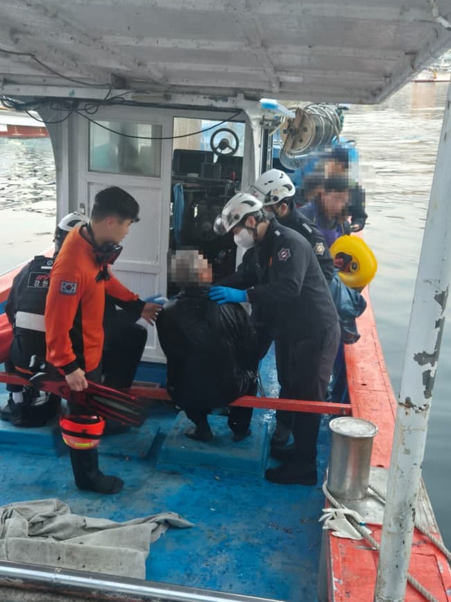 동해 묵호항 어선 추락 70대, 소방 신속대응으로 소중한 생명 구해