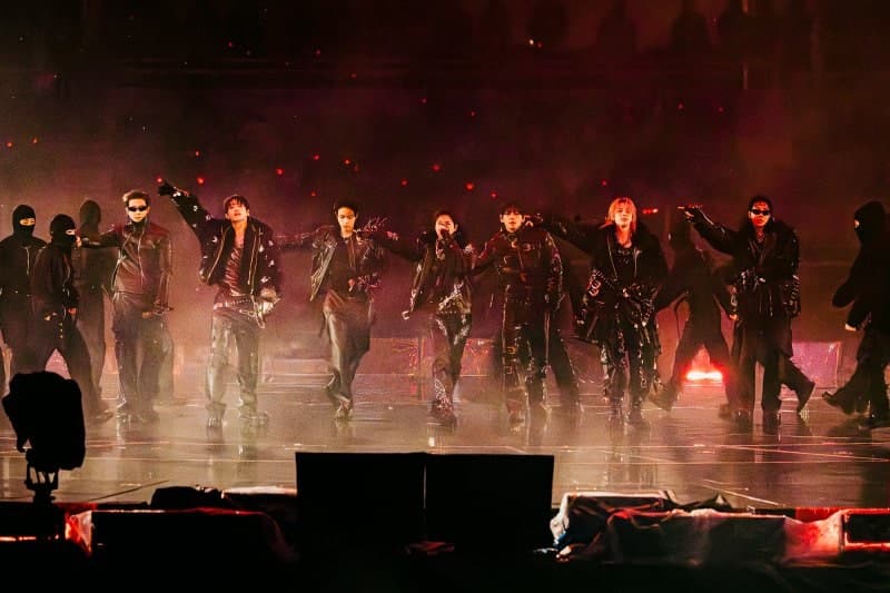 돌아온 BTS "조금 더 믿어 달라" 아미에 큰절, 월드투어 출발