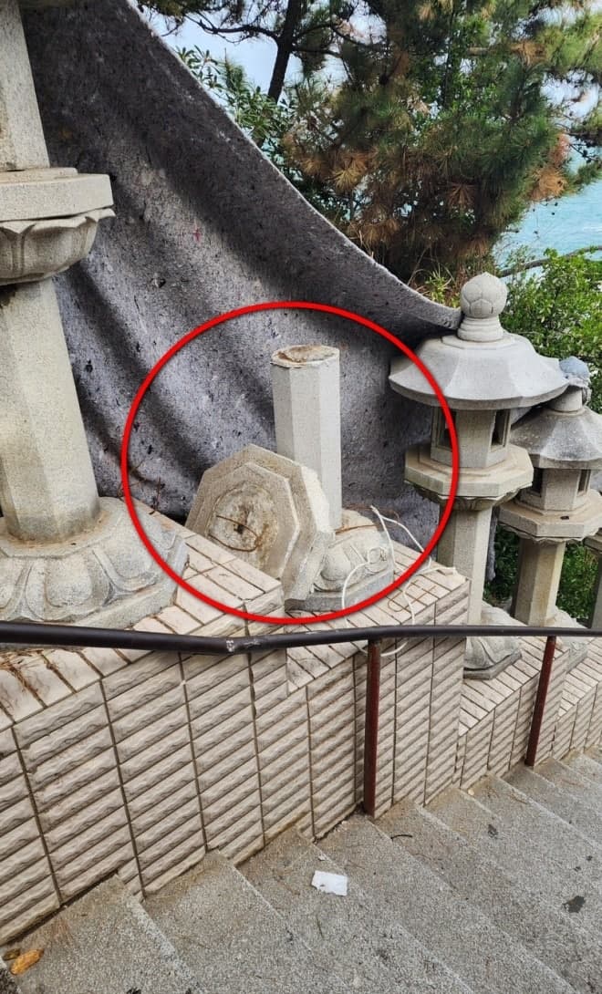 부산 해동용궁사 석등 추락으로 관광객 2명 부상