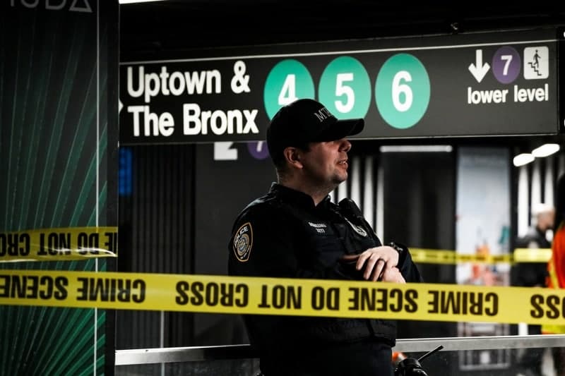 뉴욕 지하철역서 흉기 난동…3명 부상, 용의자 경찰 총격에 사망