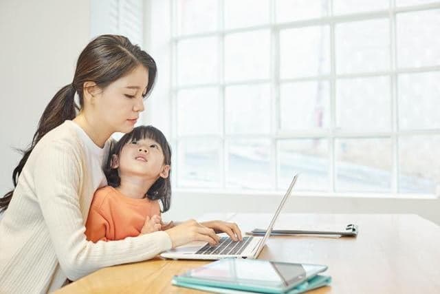 직장인 절반 "육아휴직 눈치 보여"…저임금 노동자는 63% "육휴 눈치"