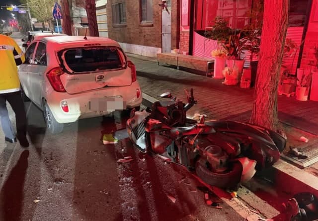 음주 오토바이 10대, 주차 차량 추돌해 3명 부상