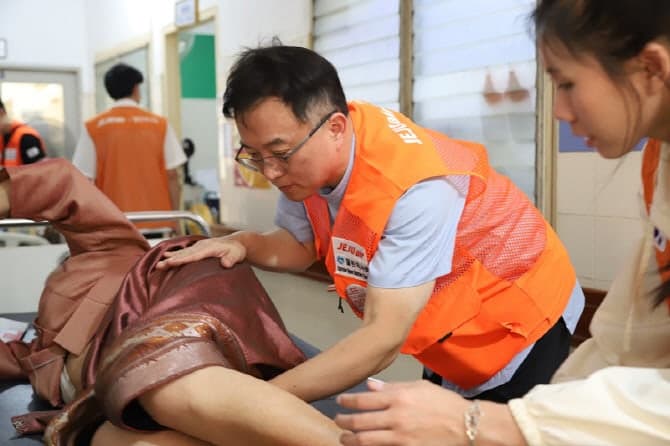 제주항공, 열린의사회와 15년째 의료봉사 동행…라오스서 28번째 활동