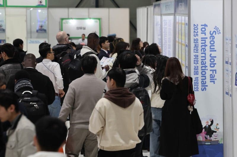 고용보험 가입자 석 달째 20만명대 증가…구직급여 지급액 1조원 상회