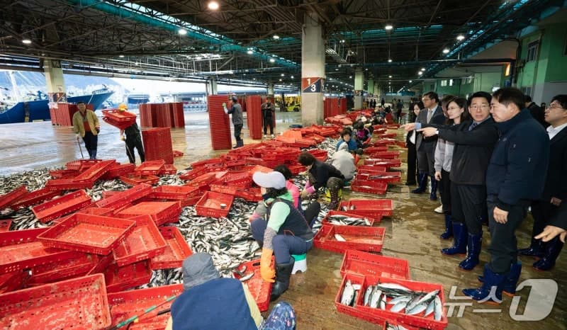 황종우 해수장관, 부산공동어시장 방문 "수산물 유통 핵심 시설" 현대화 사업 현장 점검