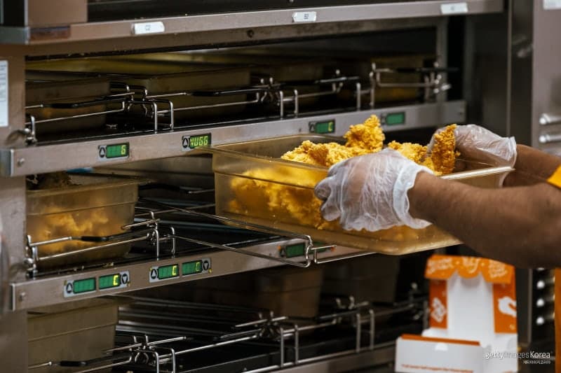 영국, 아동 비만과 전면전 선포…학교 급식서 "튀김 OUT"