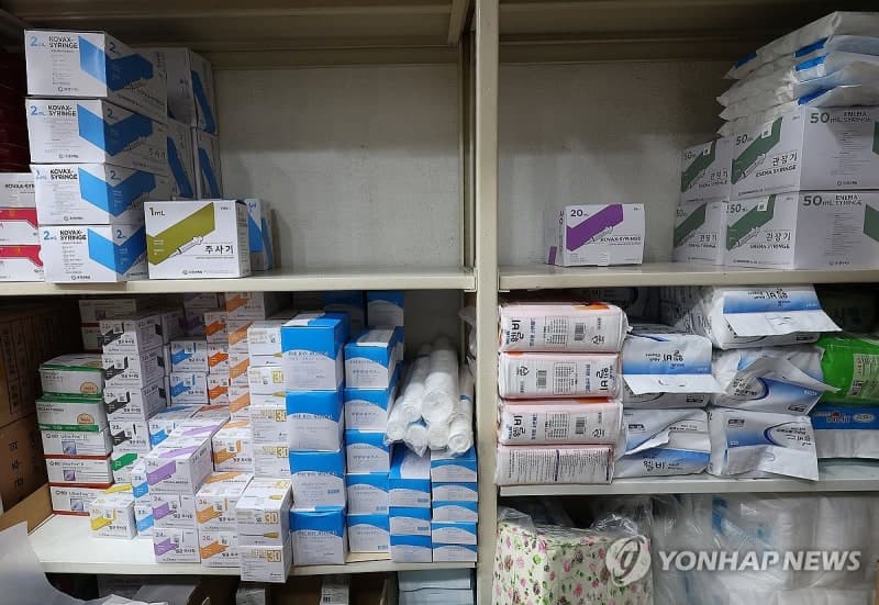 "주사기·수액팩 없어요"…중동 불안에 동네 의원들 의료제품 수급 비상