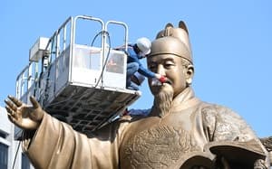 서울시, 광화문광장 세종대왕·이순신 동상 '봄맞이 목욕' 세척
