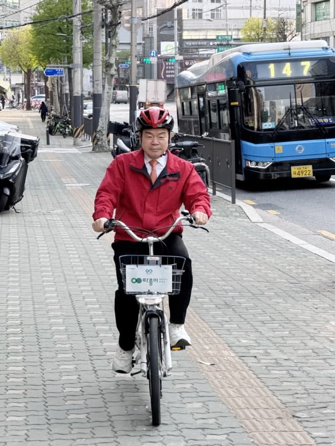 이필형 동대문구청장, 에너지 위기 속 '따릉이' 출근으로 절약 실천