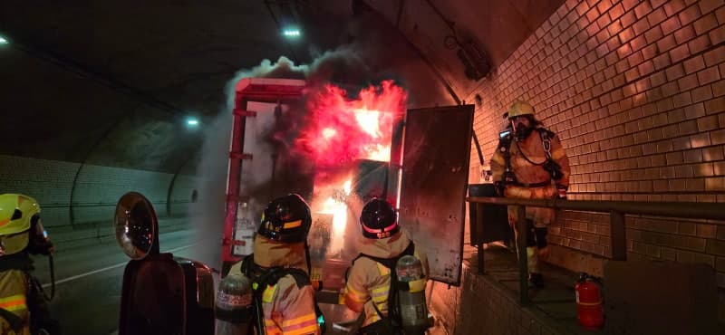 인천 북항터널서 4.5t 화물차 화재…김포 방면 한때 통제