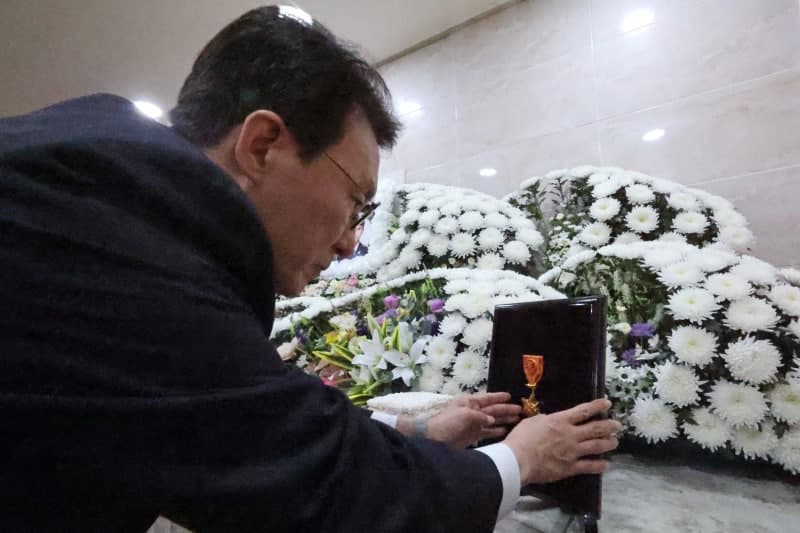 김민석 총리, 완도 화재 순직 소방관 조문…옥조근정훈장 추서 "헌신에 깊은 경의"