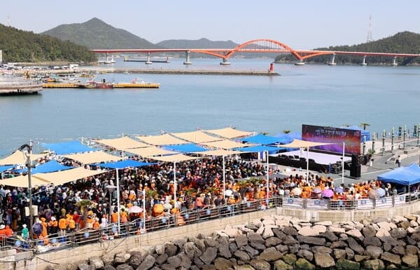 마량놀토수산시장 개장, 10월까지 매주 토요일 운영하며 관광객 '북적'