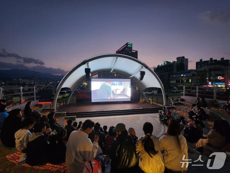 속초 '선셋시네마' 야간 관광 샛별로 부상, 바다와 영화가 어우러진 '독창적인 야간 문화 콘텐츠'로 자리매김