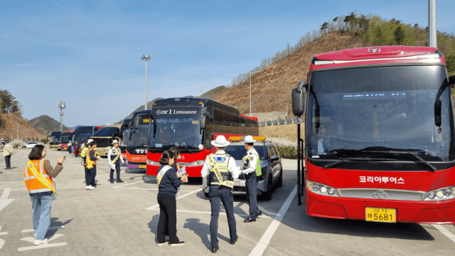 강원경찰, "졸음운전·대열운행 주의" 봄철 대형버스 교통안전 합동 캠페인