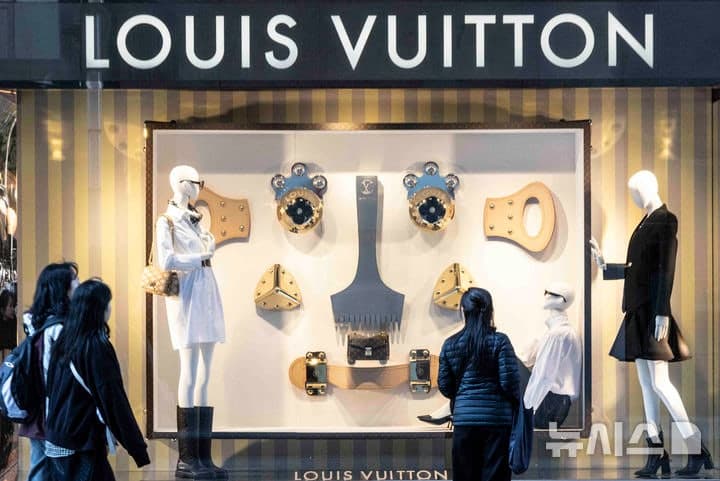 "명품도 전쟁 못 피했다"…LVMH 실적 부진, 중동 전쟁 여파에 디올·루이비통 수요 위축