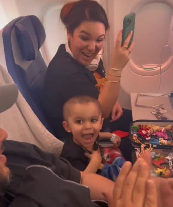 미 항공기서 "네가 자랑스러워" 방송…'암 완치' 2살 승객 위한 기내 이벤트 '뭉클'