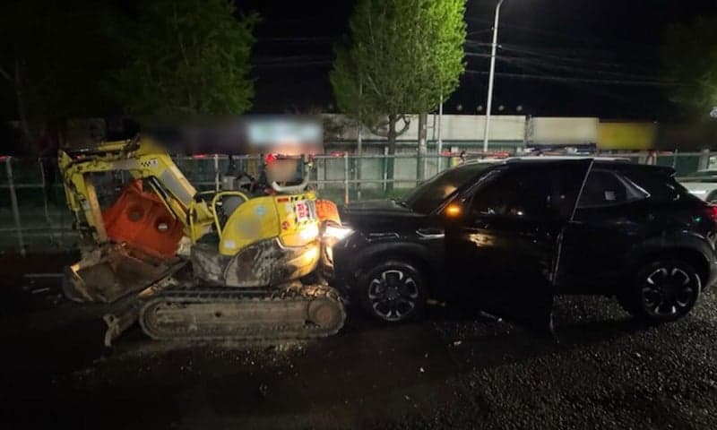 음주운전 20대, 경찰 치고 2.6km 도주 후 굴삭기와 '쾅'…현행범 체포