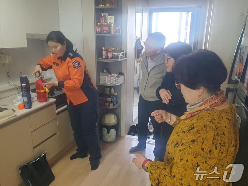 수원남부소방서, 청각장애인 가정에 '빛'으로 알리는 소방시설 설치 지원