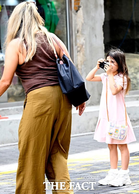 '낮 최고 27도' 이른 더위에 반팔 입은 관광객들, 한낮 더위에 즐기는 음료 한잔