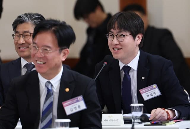 하정우 "靑 잔류 선호, 출마는 대통령 결정"