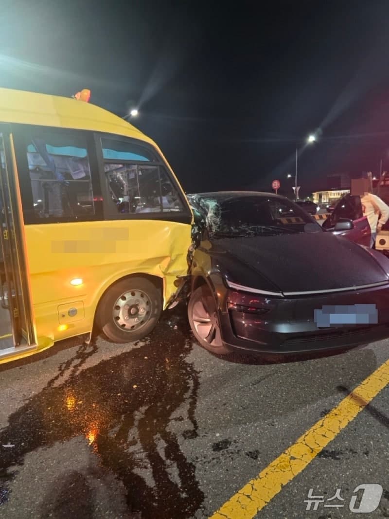 대전 도룡동서 신호위반 승용차와 미니버스 충돌…7명 병원 이송
