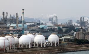 정부, 내일부터 에틸렌·프로필렌 등 석화제품 7종 매점매석 금지…"긴급 수급조정 가능"