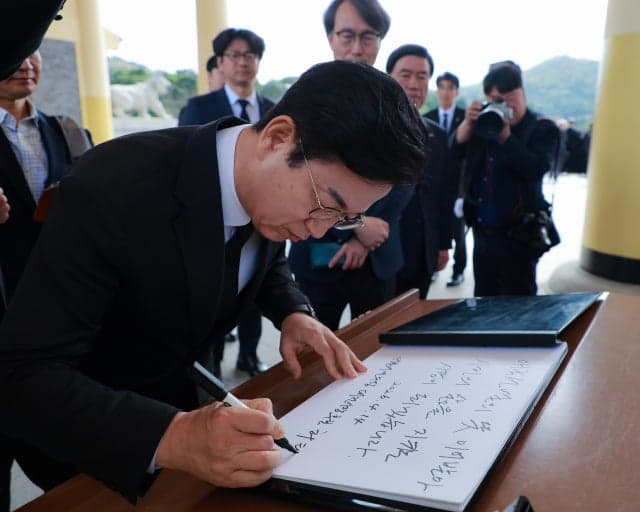 허태정 대전시장 후보, 현충원 참배로 첫 공식 행보 "시민 삶 지키는 시장 되겠다"