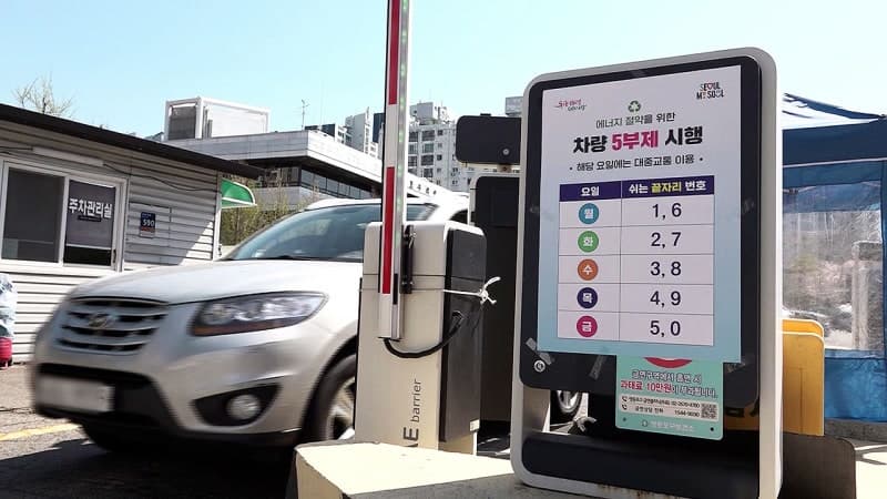 당정 "차량 5·2부제 참여 차량 보험료 인하 추진…다음 주 발표"