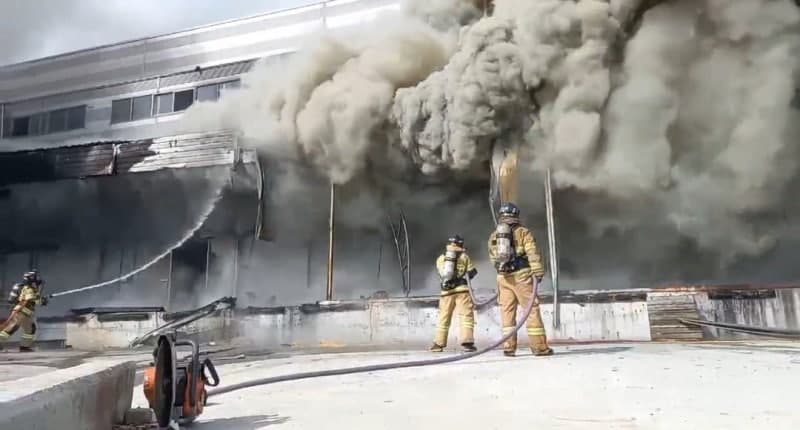 소방관 2명 숨진 완도 냉동창고 화재 "혼자 토치질하다 불" 중국인 구속영장