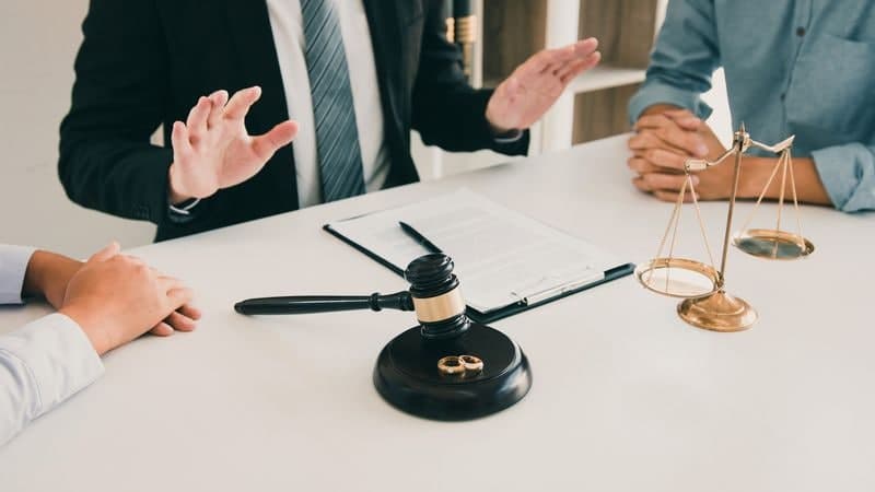 신혼여행 직후 아내 외도로 7년 별거... 남편 혼자 번 재산, 이혼하면 뺏기나?