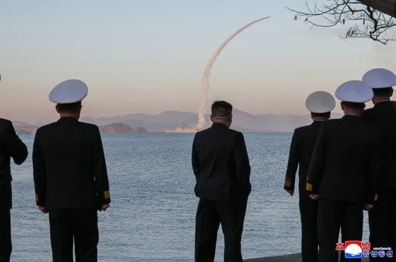 김정은, 신형 구축함 '최현호' 미사일 발사 참관…"핵억제력 한계없이 강화"