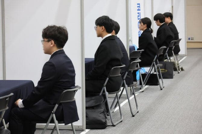 한은 "男청년층 경제활동 급감…여성·AI에 밀려 노동시장 진입 어려워져"