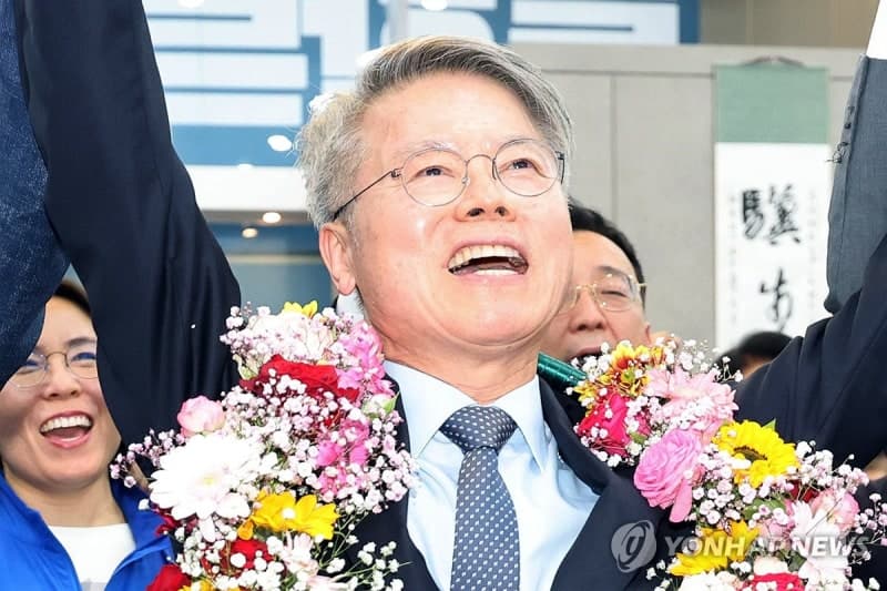 민형배, 전남광주시장 후보 확정에 '만세' 축하 열기 가득