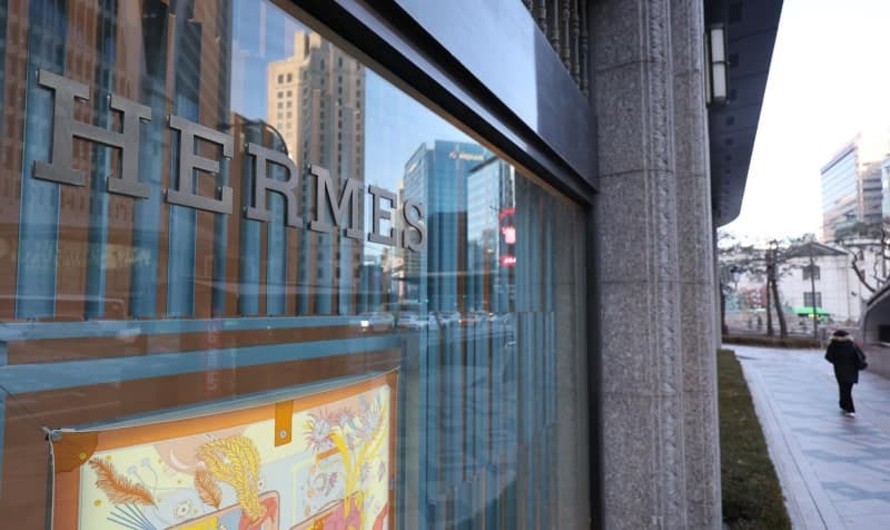 "가방 2000만원 넘겨도 턱턱"…불황 안 타는 명품 '에루샤' 역대급 실적