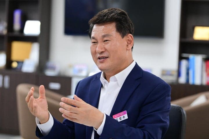 김성수 해운대구청장 부부, '30억 부정 대출·직권남용' 혐의로 검찰 송치