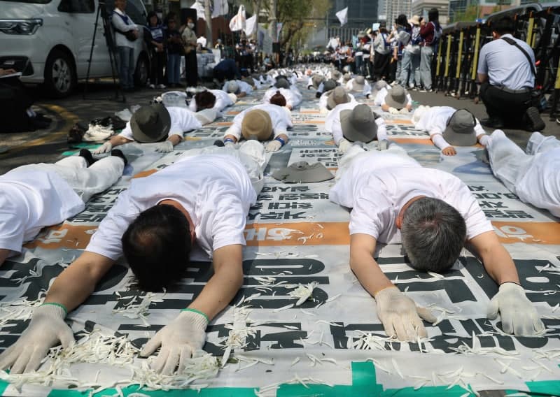 "故김창민 감독 사건 부실수사 엄벌하라" 장애인부모들, 경찰청 앞 오체투지