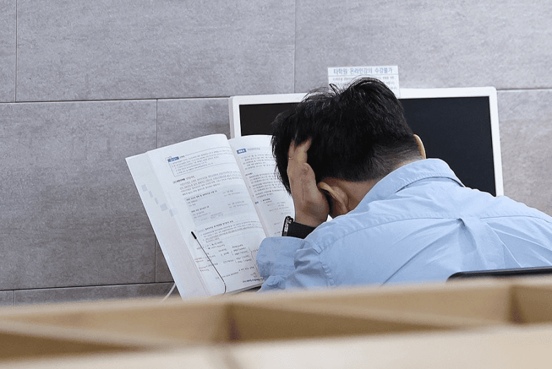 “취업? 그냥 포기했어요” 고학력 여성·AI에 밀려…청년 남성 일자리 싹뚝