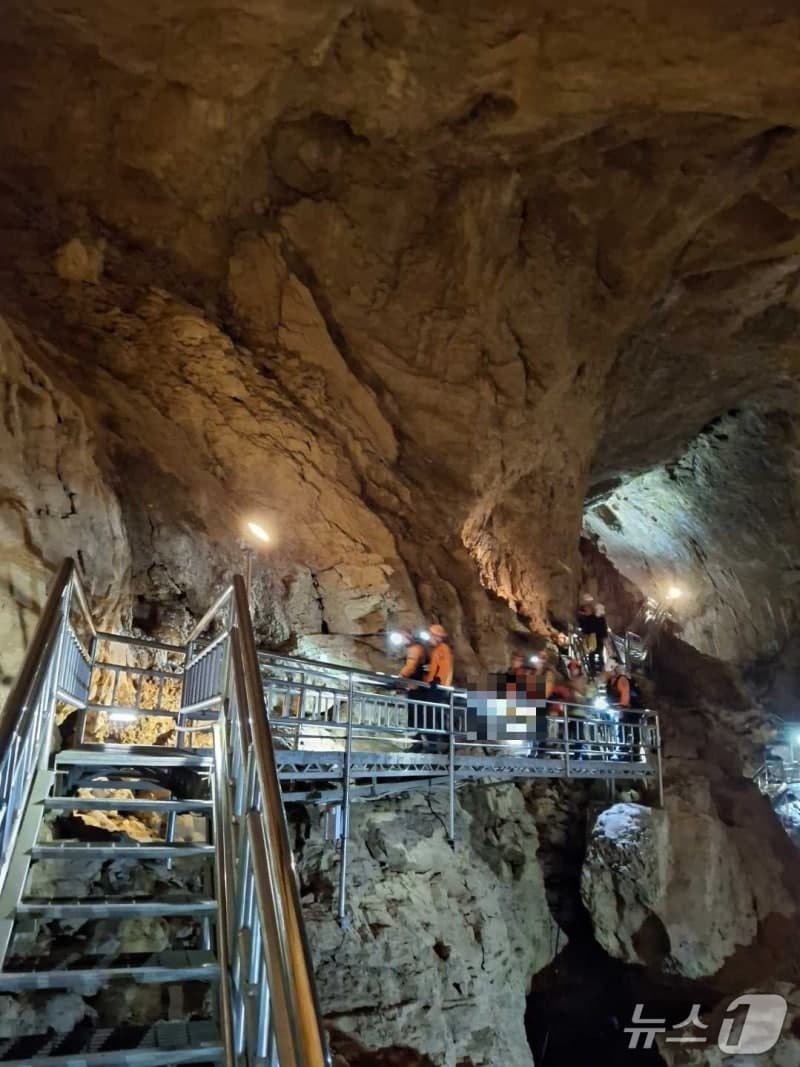 삼척 환선굴 은하전망대서 60대 관광객 2.5m 추락해 숨져